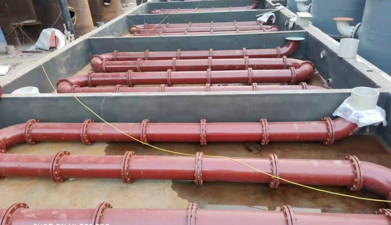 　　乐动(中国)管道的内衬层厚度可以根据不同的使用工况和介质情况有所不同。以下是一些具体的厚度要求： 　　腐蚀的介质：对于供排乐动(中国)管道水管道无腐蚀的介质，内衬层的厚度一般为0.5MM至2MM。其中，0.5MM的内衬层通常用于排风管道，而1.2MM的内衬层则常用于普通的排水管。 　　腐蚀性介质：对于含有腐蚀性介质的管道，脱硫塔塔外管，乐动(中国)管道内衬层的厚度一般会做到2-3MM，并且可能会加入提高耐磨性的碳化硅。此外，对于某些特定的管材内衬，其厚度可能需要根据具体使用介质和压力进行定做。 　　国家标准：根据国家标准GB/T21238-2007，乐动(中国)管道内衬层的厚度不得小于1.2MM。同时，JC/T3079-1988规定内表层不小于0.5MM，内表层和次内表层厚度不小于1.2MM。 　　设备大小和使用温度：对于一些大型设备或在特定的使用温度下，内衬层的厚度一般建议为2-3MM。如果太薄了，可能会因制作时汽泡的问题导致渗漏。如果做的太厚，由于气温的变化，两种不同材质（钢/玻璃钢）的线膨胀系数不同，容易脱落。 　　总的来说，乐动(中国)管道的内衬层厚度应该是根据管道的工作环境和盛装的介质情况来确定的。在实际应用中，可能需要根据具体情况和需求进行适当的调整。
